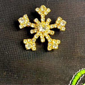 Retro styled Gold Tone Metal and Rhinestone Snowflake Brooch. Unbranded